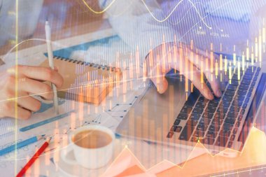 Arka planda ofiste bilgisayarda çalışan işadamı ile Forex grafiği. Sert çalışma kavramı. Çift Pozlama.