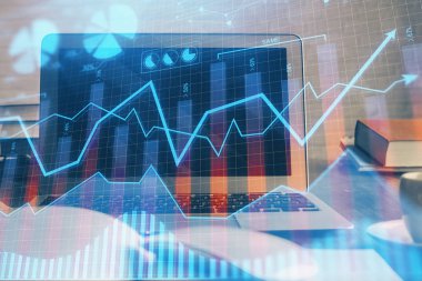 Finansal tablo çizimi ve arka planda bilgisayar olan bir tablo. Çifte maruziyet. Uluslararası pazarlar kavramı.