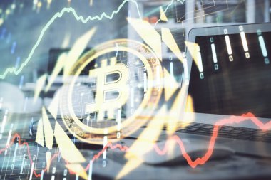 Blockchain temalı holograma ve bilgisayar arkaplanlı masaya çoklu maruz kalma. Bitcoin şifreleme para birimi kavramı.