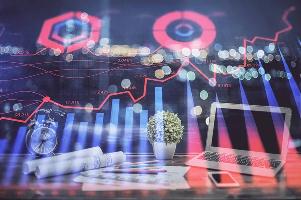 Holograma gráfico do mercado Forex e fundo do computador pessoal. Exposição múltipla. Conceito de investimento. — Fotografia de Stock