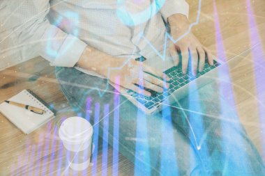 Dizüstü bilgisayar ve borsa grafik arka plan ile işadamları nın ellerini çift pozlama. Araştırma ve ticaret kavramı.
