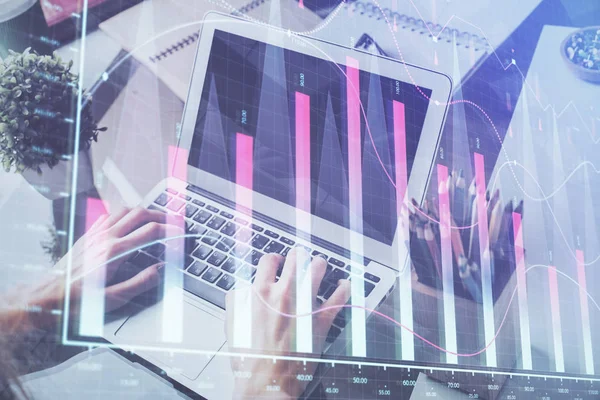 Dubbele blootstelling van Business Mans handen met laptop en Stock markt grafiek achtergrond. Concept van onderzoek en handel. — Stockfoto