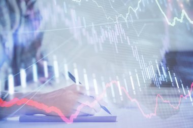 Bir kadın eller Not defteri hisse senedi piyasası hakkında bilgi yazma. Ön Forex grafik hologramlar. Araştırma kavramı. Çift Pozlama