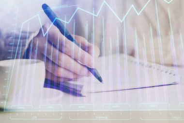 Forex tablosu WOMANS el notları arka plan alarak görüntülenir. Araştırma kavramı. Çift Pozlama