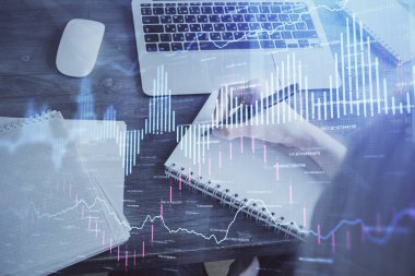 Forex tablosu WOMANS el notları arka plan alarak görüntülenir. Araştırma kavramı. Çoklu pozlama