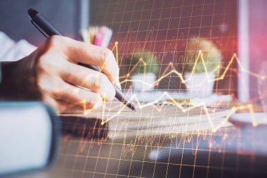 Finansal Forex çizelgeleri kadınların el notları arka plan alarak görüntülenir. Araştırma kavramı. Çift Pozlama