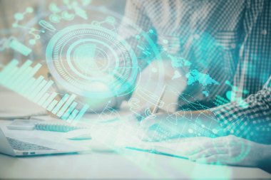 Arka planda dizüstü bilgisayarda çalışan iş adamlarının çoklu pozları. Uluslararası iş hologramı önde. Başarı kavramı.