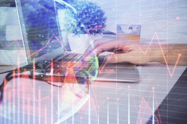 Arka planda ofiste bilgisayarda bilgisayarda yazan adam ile grafik çoklu pozlama. Sıkı çalışma kavramı. Closeup.