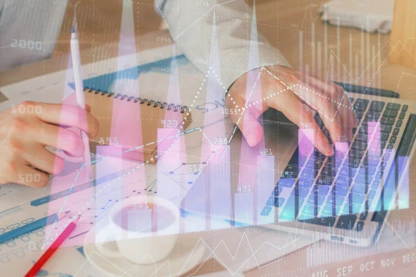 Gráfico de Forex con hombre de negocios que trabaja en la computadora en la oficina en segundo plano. Concepto de trabajador. Doble exposición . —  Fotos de Stock