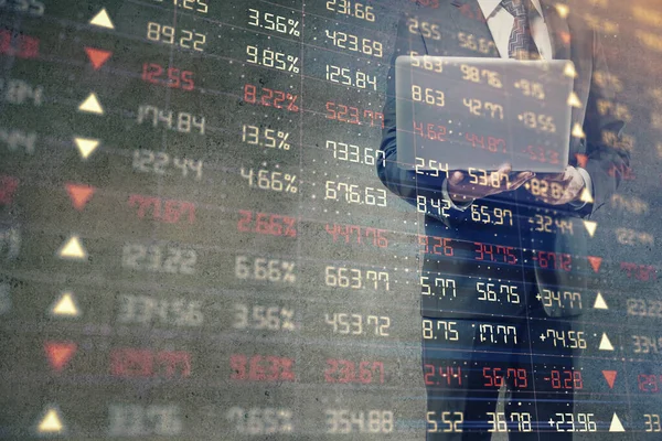 Arka planda dizüstü bilgisayar üzerinde çalışan işadamı ile Forex grafiği. Sert çalışma kavramı. Çoklu pozlama.