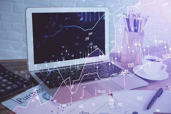 外国為替市場チャートのホログラムと個人的なコンピュータの背景。露出を2倍。投資の概念. — ストック写真