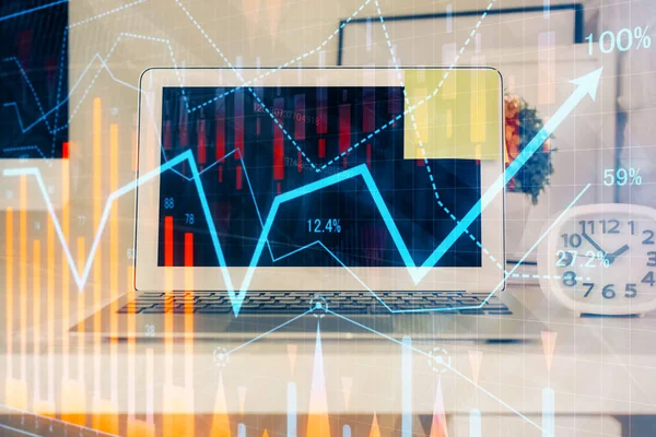 Holograma gráfico del mercado Forex y antecedentes personales de la computadora. Exposición múltiple. Concepto de inversión. — Foto de Stock