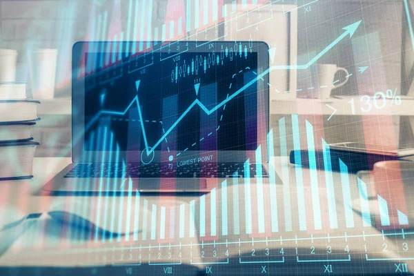Holograma gráfico del mercado financiero y computadora personal en segundo plano. Doble exposición. Concepto de forex. —  Fotos de Stock