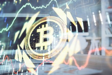 Blockchain temalı holograma ve bilgisayar arkaplanlı masaya çoklu maruz kalma. Bitcoin şifreleme para birimi kavramı.