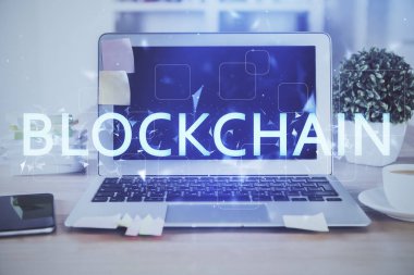 Blockchain temalı holograma ve bilgisayar arkaplanlı masaya çoklu maruz kalma. Bitcoin şifreleme para birimi kavramı.