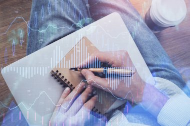 Forex grafiği ile borsa notları yapan adamın çift pozlama.