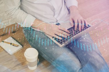 Erkeklerin elleri iki kez ön plan grafiği olan dizüstü bilgisayarla notlar yazarken görülmüş. Araştırma ve ticaret kavramı.