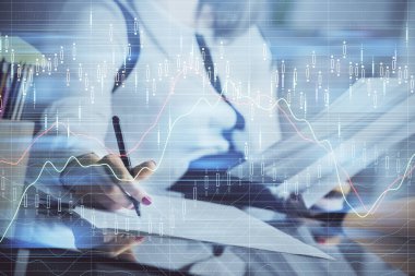 Bir kadın eller Not defteri hisse senedi piyasası hakkında bilgi yazma. Ön Forex grafik hologramlar. Araştırma konsepti.