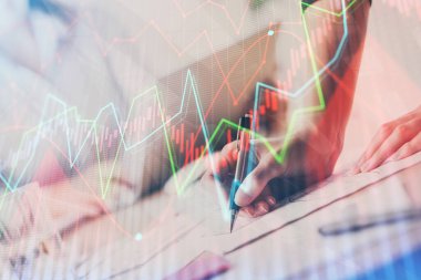 Bir kadın eller Not defteri hisse senedi piyasası hakkında bilgi yazma. Ön Forex grafik hologramlar. Araştırma kavramı. Çoklu pozlama
