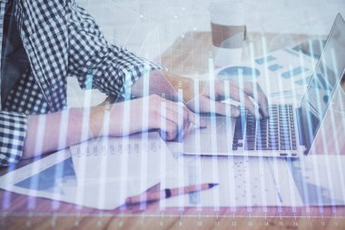 Arka planda bilgisayar üzerinde çalışan adam ile borsa grafiği çoklu pozlama. Finansal analiz kavramı.