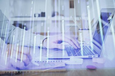 Arka planda bilgisayar üzerinde çalışan adam ile borsa grafiği çoklu pozlama. Finansal analiz kavramı.