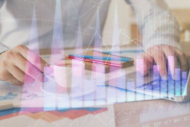 Arka planda ofiste bilgisayarda çalışan işadamı ile Forex grafiği. Sert çalışma kavramı. Çift Pozlama.