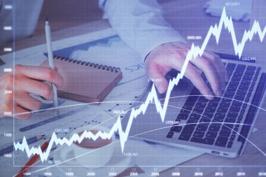 Arka planda ofiste bilgisayarda çalışan işadamı ile Forex grafiği. Sert çalışma kavramı. Çift Pozlama.