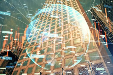 Yüksek binaların arka planında çoklu pozlama olan eski şehir haritası. Finansal araştırma kavramı.