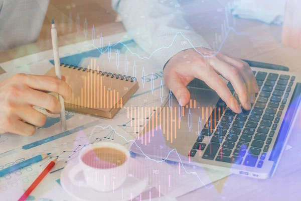 Arka planda ofiste bilgisayarda çalışan işadamı ile Forex grafiği. Sert çalışma kavramı. Çift Pozlama.