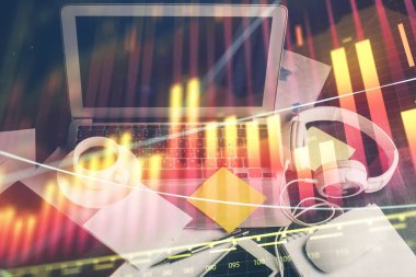 Arka planda eski pazar grafik hologramı ve kişisel bilgisayar var. Çifte maruziyet. Yatırım kavramı.