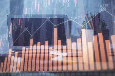 Finansal pazar grafiği hologramı ve kişisel bilgisayar arka planda. Çifte maruziyet. Önx kavramı.