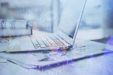 Masası ve kişisel bilgisayarı olan borsa grafiği. Çifte maruziyet. Mali analiz kavramı.