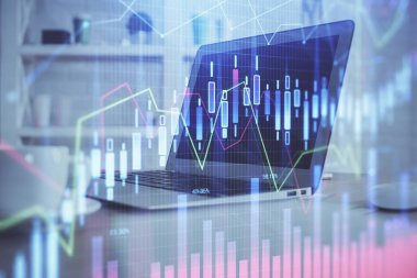 Masası ve kişisel bilgisayarı olan borsa grafiği. Çifte maruziyet. Mali analiz kavramı.