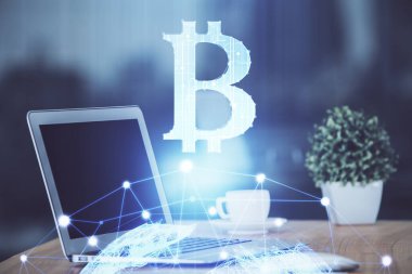 Blockchain temalı holograma ve bilgisayar arkaplanlı masaya çoklu maruz kalma. Bitcoin şifreleme para birimi kavramı.