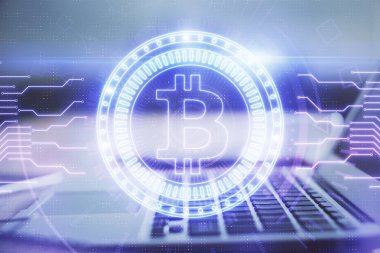 Blockchain temalı holograma ve bilgisayar arkaplanlı masaya çoklu maruz kalma. Bitcoin şifreleme para birimi kavramı.