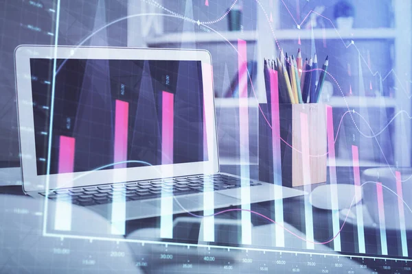 Holograma gráfico Forex na tabela com fundo do computador. Dupla exposição. Conceito de mercados financeiros. — Fotografia de Stock