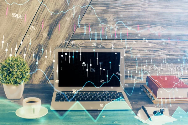 Doble exposición del gráfico de divisas y el espacio de trabajo con el ordenador. Concepto de comercio internacional en línea. —  Fotos de Stock