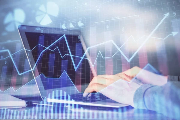 Dizüstü bilgisayar ve borsa grafik arka plan ile işadamları nın ellerini çift pozlama. Araştırma ve ticaret kavramı.