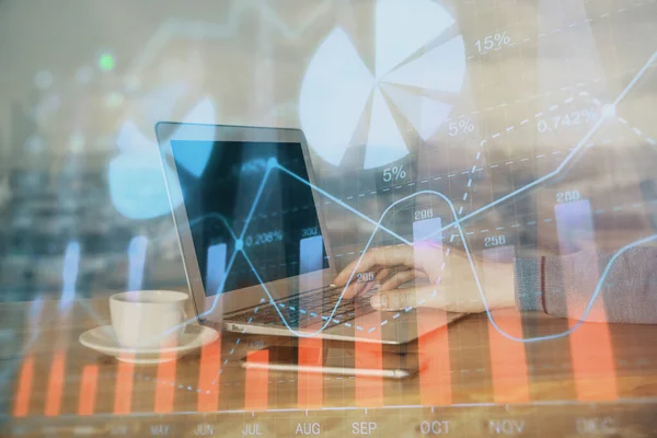 Dupla exposição de empresários mãos com laptop e fundo gráfico do mercado de ações. Conceito de investigação e comércio . — Fotografia de Stock