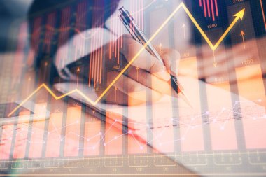 Bir kadın eller Not defteri hisse senedi piyasası hakkında bilgi yazma. Ön Forex grafik hologramlar. Araştırma kavramı. Çoklu pozlama