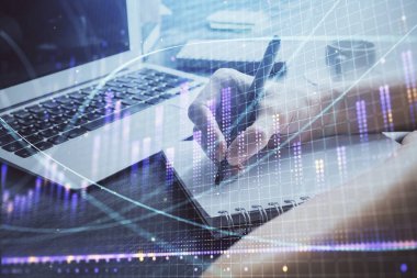 Forex tablosu WOMANS el notları arka plan alarak görüntülenir. Araştırma kavramı. Çift Pozlama