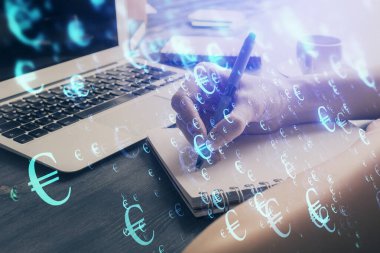 Forex tablosu WOMANS el notları arka plan alarak görüntülenir. Araştırma kavramı. Çoklu pozlama