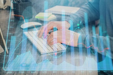 Arka planda ofiste bilgisayarda işadamı yazarak stok grafiği. Analiz kavramı. Çift Pozlama.