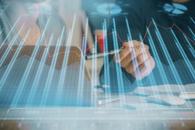 Arka planda ofiste bilgisayarda işadamı yazarak Forex grafiği. Analiz kavramı. Çift Pozlama.