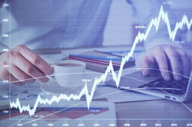 Arka planda ofiste bilgisayarda çalışan işadamı ile Forex grafiği. Sert çalışma kavramı. Çift Pozlama.