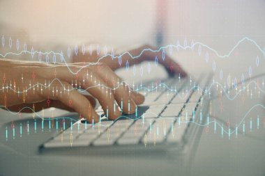 Arka planda ofiste bilgisayarda çalışan işadamı ile Forex grafiği. Sert çalışma kavramı. Closeup. Çoklu pozlama.
