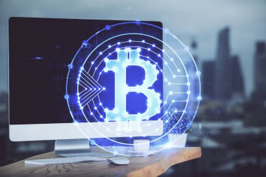 Blockchain temalı holograma ve bilgisayar arkaplanlı masaya çoklu maruz kalma. Bitcoin şifreleme para birimi kavramı.