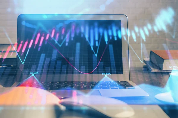 Gráfico de mercado de ações em segundo plano com mesa e computador pessoal. Exposição múltipla. Conceito de análise financeira. — Fotografia de Stock