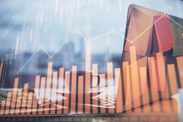 Zeichnung von Finanzdiagrammen und Tabelle mit Computer im Hintergrund. Doppelbelichtung. Konzept der internationalen Märkte. — Stockfoto