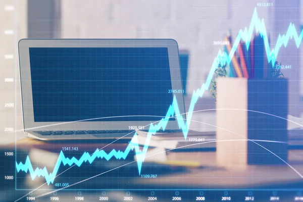 График фондового рынка и таблица с компьютерным фоном. Множественное воздействие. Концепция финансового анализа. — стоковое фото